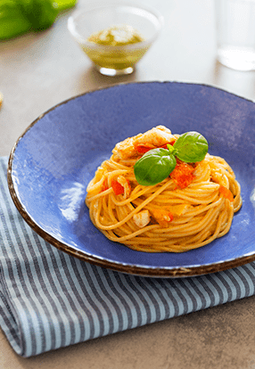 BIO spaghetti z belo ribo in genovskim pestom