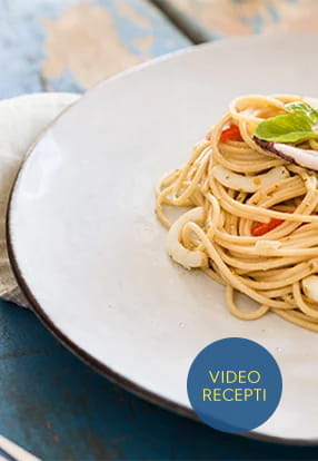 Integralni spageti s umakom Pesto Genovese lignjama i cherry rajcicama